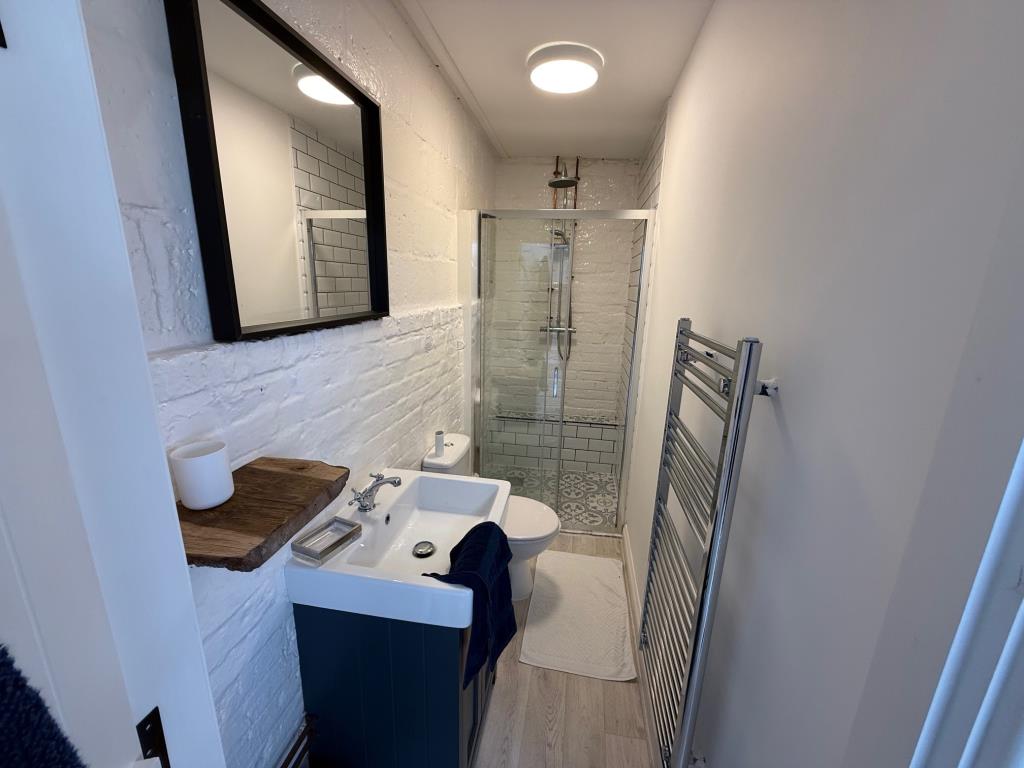 Lot: 61 - OFFICE WITH PARKING IN ATTRACTIVE LOCATION - Shower room